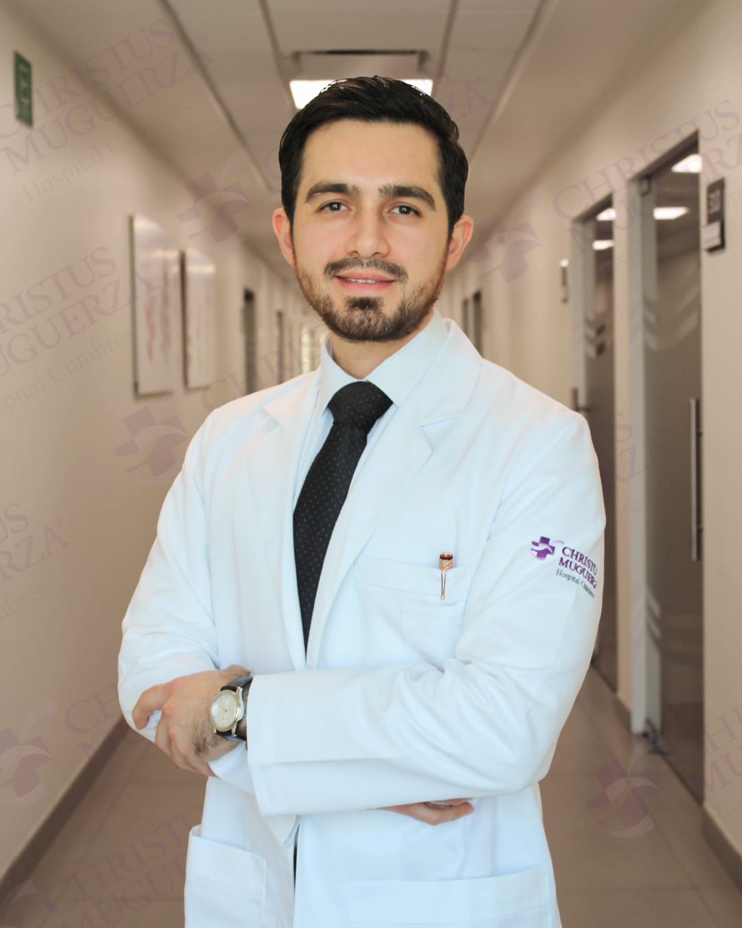 Dr. Eduardo Cornejo en consultorio hospitalario